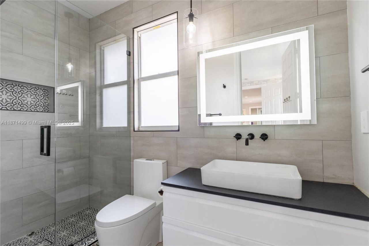 1371 Victoria Isle Dr, Weston, FL 33327 Photo