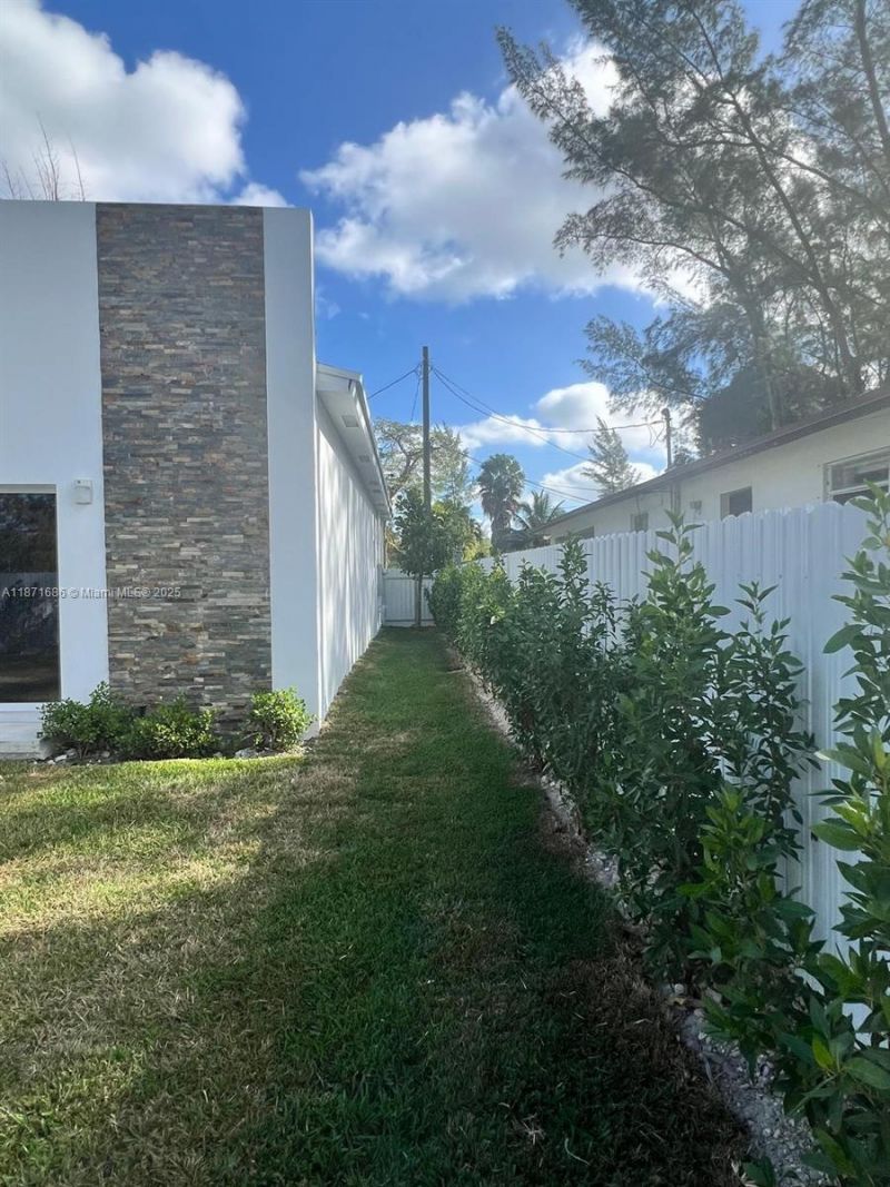 2421 NW 23rd Ln, Fort Lauderdale, FL 33311 Photo