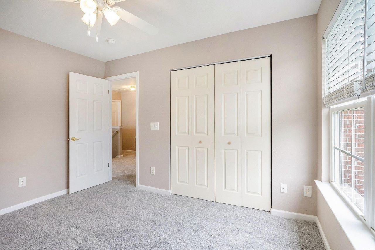 256 Connemara Dr. Photo 11