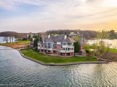 82 CHATEAUX DU LAC, Fenton Twp, MI 48430