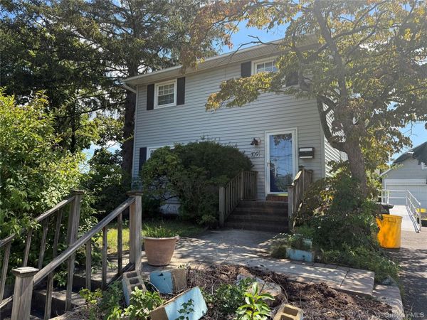 109 Cherry Drive W, Plainview, NY 11803