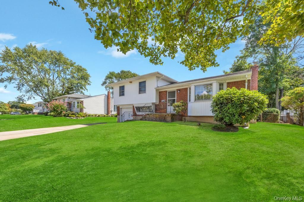 196 Haypath Road, Old Bethpage, NY 11804 Main Photo