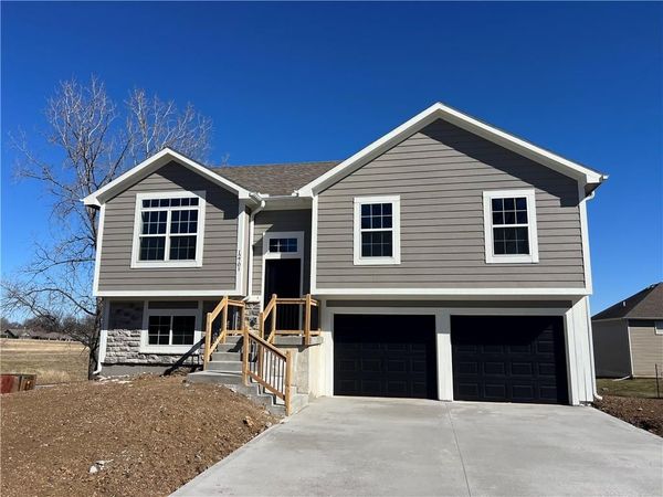 12701 Applewood Drive, Grandview, MO 64030