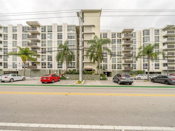 9800 W Bay Harbor Dr, Unit 308, Bay Harbor Islands, FL 33154