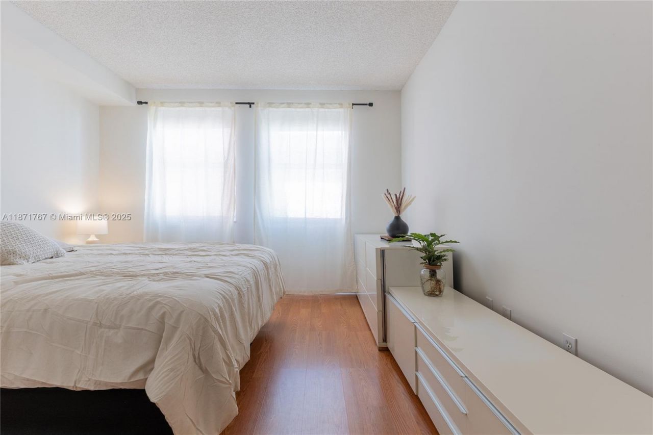 17100 N Bay Rd, Unit PH1912, Sunny Isles Beach, FL 33160 Photo