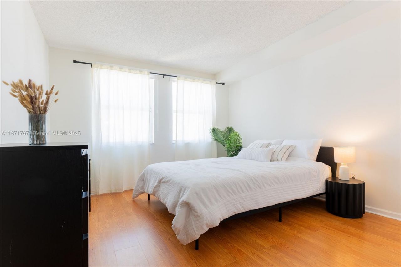 17100 N Bay Rd, Unit PH1912, Sunny Isles Beach, FL 33160 Photo