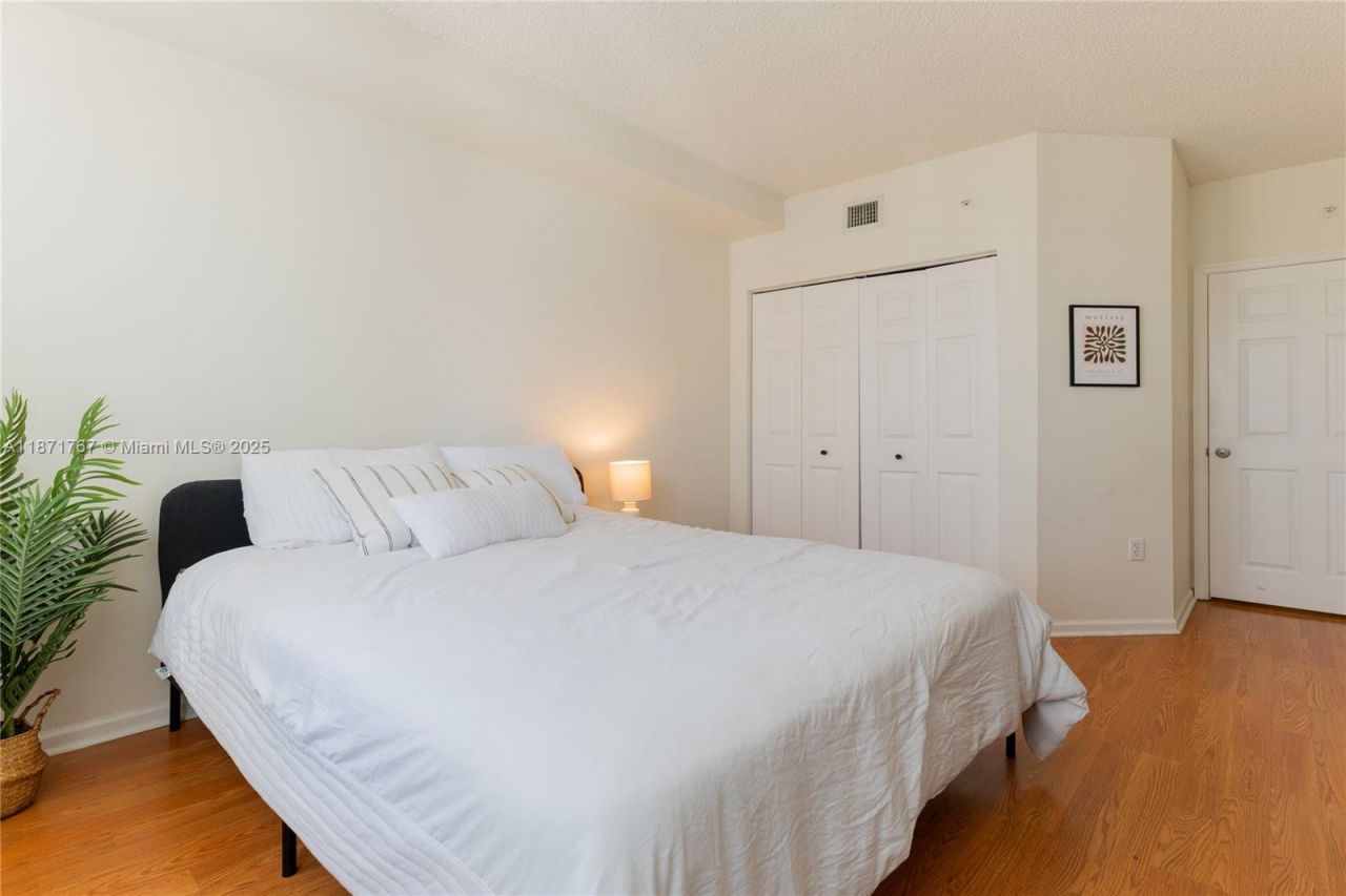 17100 N Bay Rd, Unit PH1912, Sunny Isles Beach, FL 33160 Photo