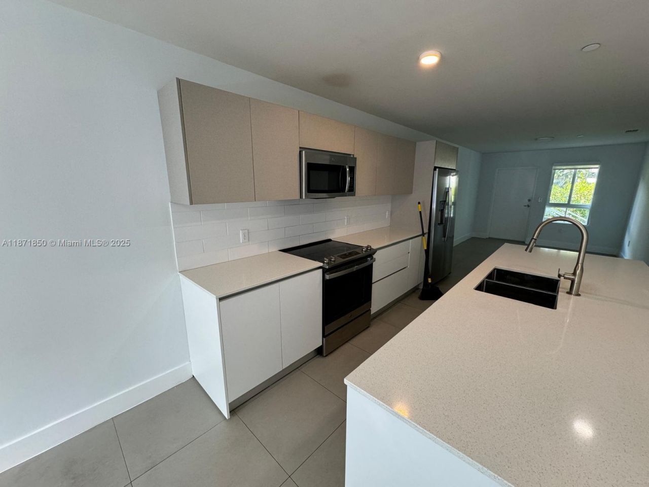 2555 NE 193rd St, Unit 2106, Miami, FL 33180 Photo