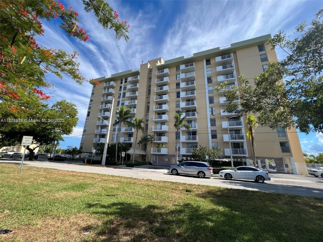 2000 NE 135th St, Unit 905, North Miami, FL 33181 Photo