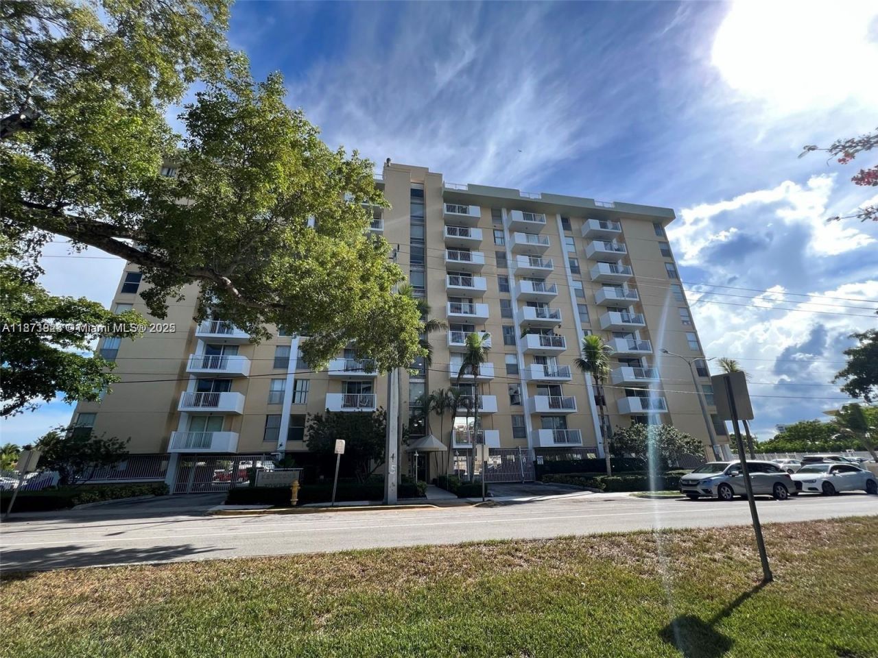 2000 NE 135th St, Unit 905, North Miami, FL 33181 Photo