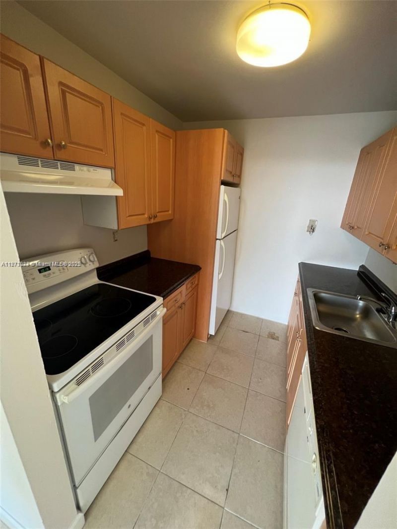 2000 NE 135th St, Unit 905, North Miami, FL 33181 Photo