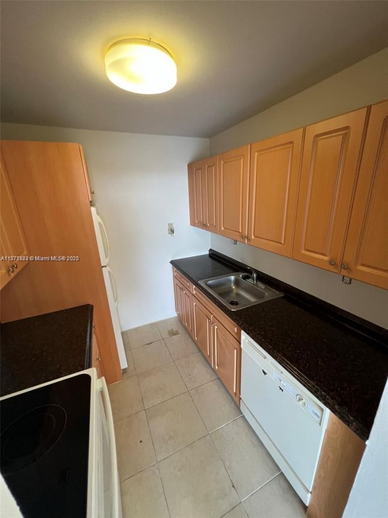 2000 NE 135th St, Unit 905, North Miami, FL 33181 Photo