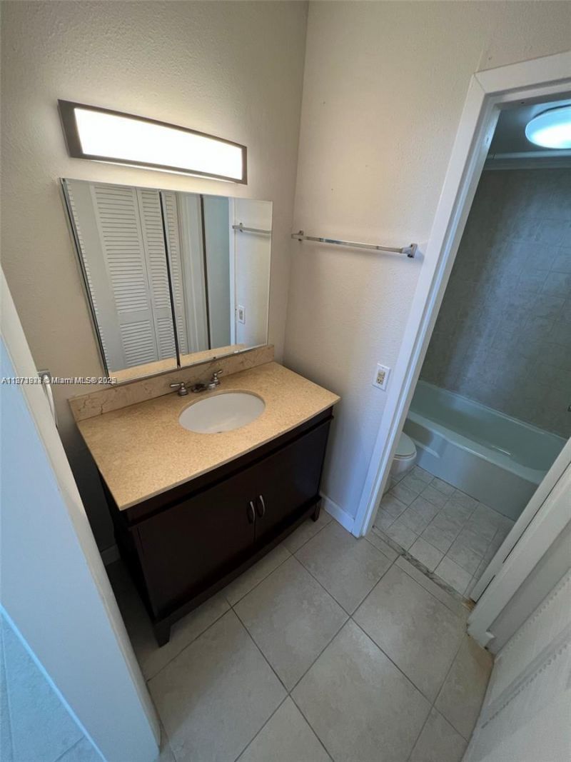 2000 NE 135th St, Unit 905, North Miami, FL 33181 Photo