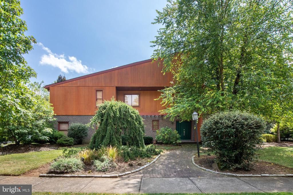 3908 SHORT HILL DRIVE, ALLENTOWN, PA 18104