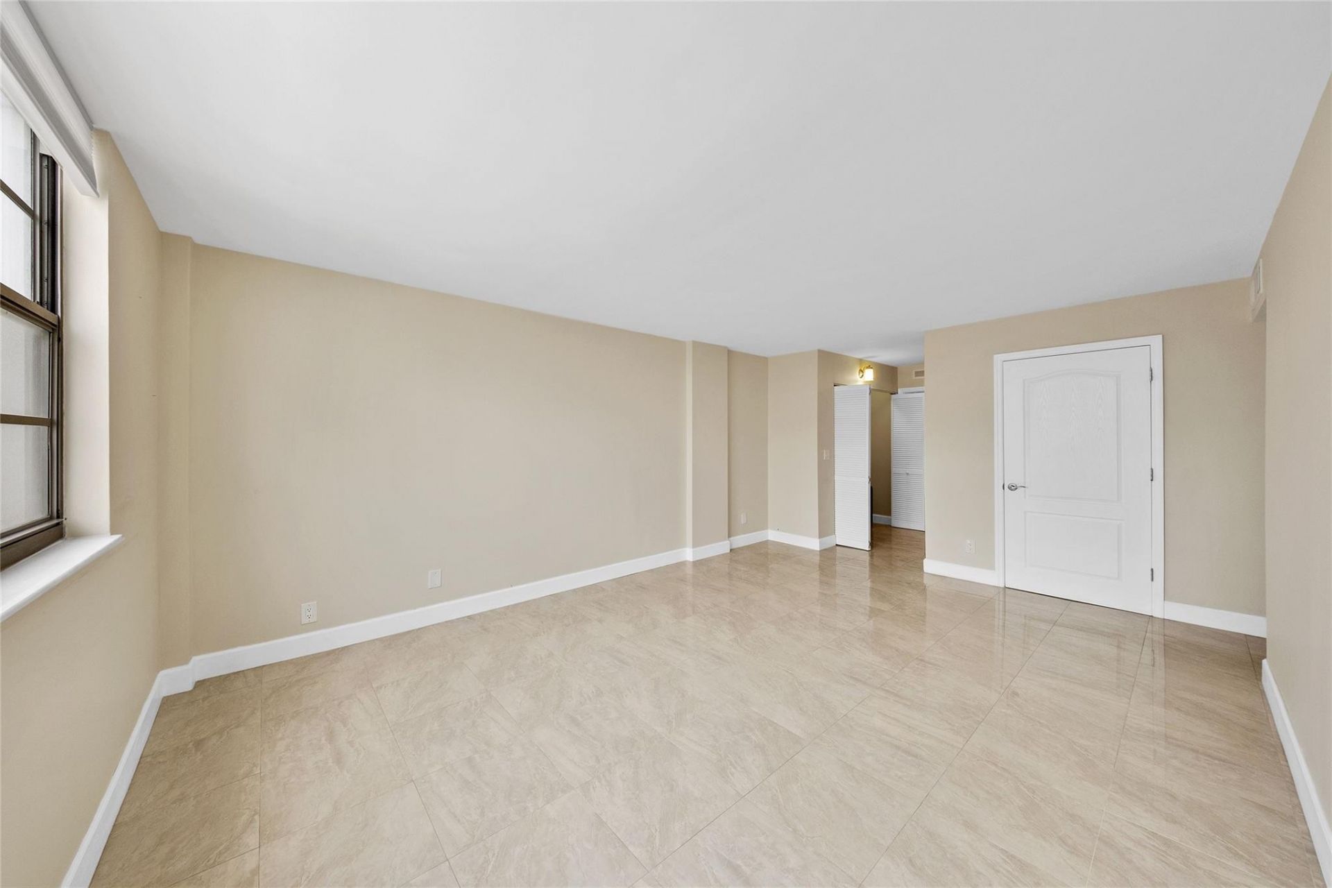 1849 S Ocean Drive, Unit 711, Hallandale Beach, FL 33009 Photo