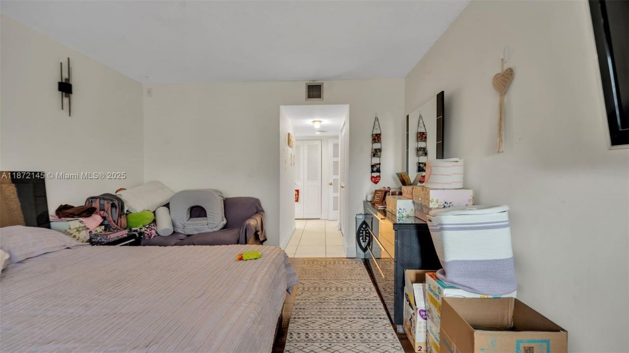 8001 Crespi Blvd, Unit 4B, Miami Beach, FL 33141 Photo