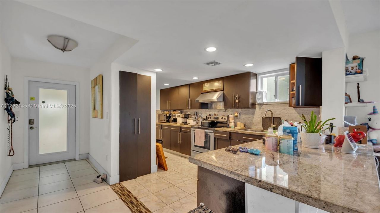8001 Crespi Blvd, Unit 4B, Miami Beach, FL 33141 Photo