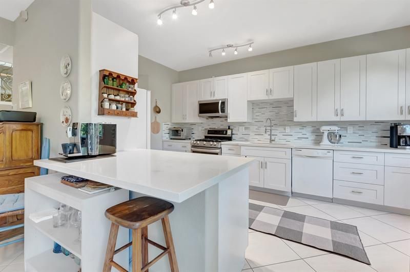 1776 Bay Dr, Pompano Beach, FL 33062 Photo