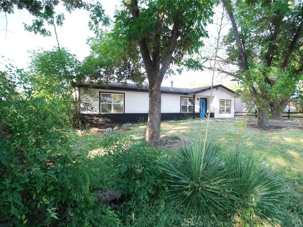 327 W Mulberry ST, Fredericksburg, TX 78624