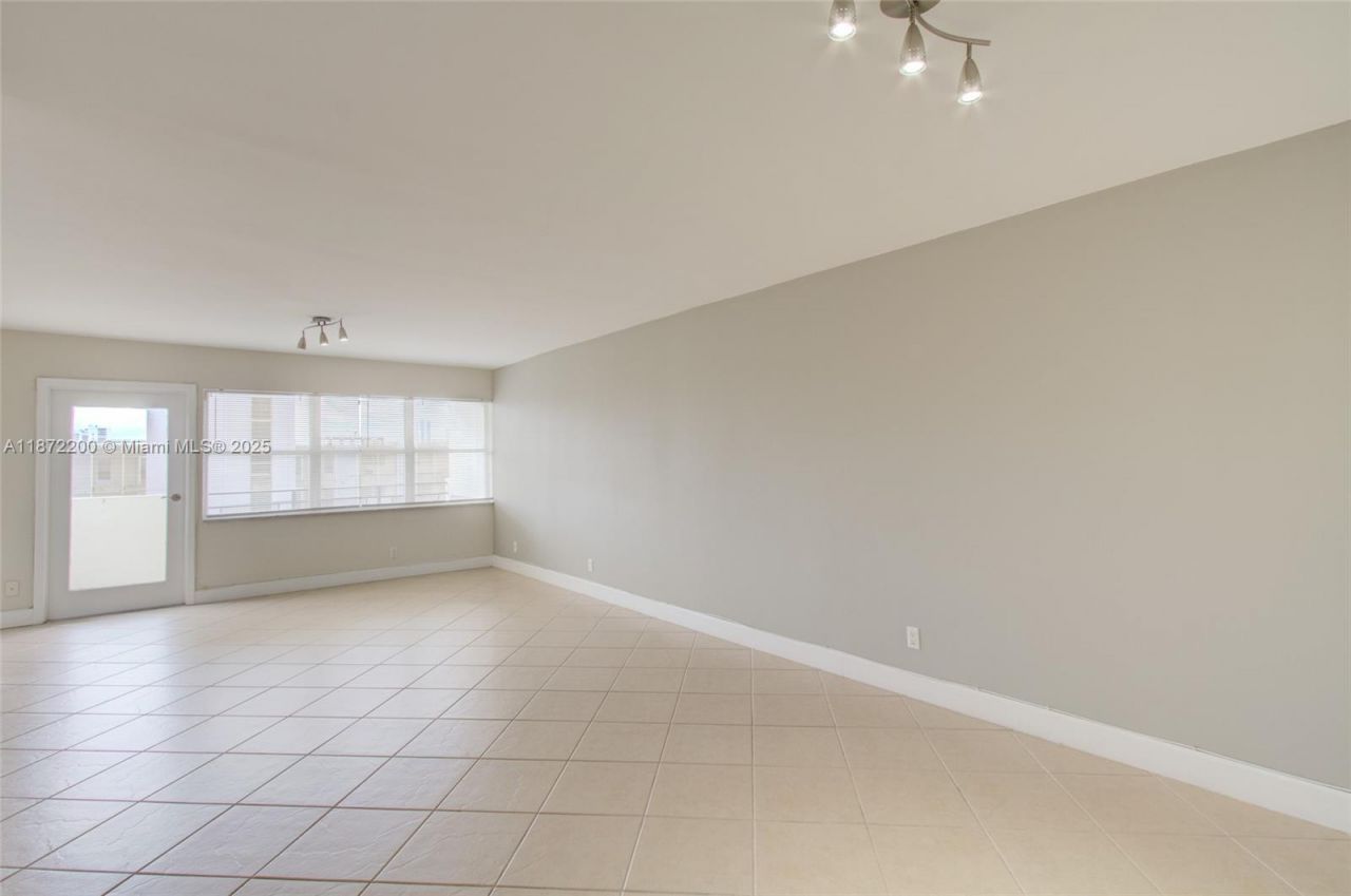401 Golden Isles Dr, Unit 702, Hallandale Beach, FL 33009 Photo