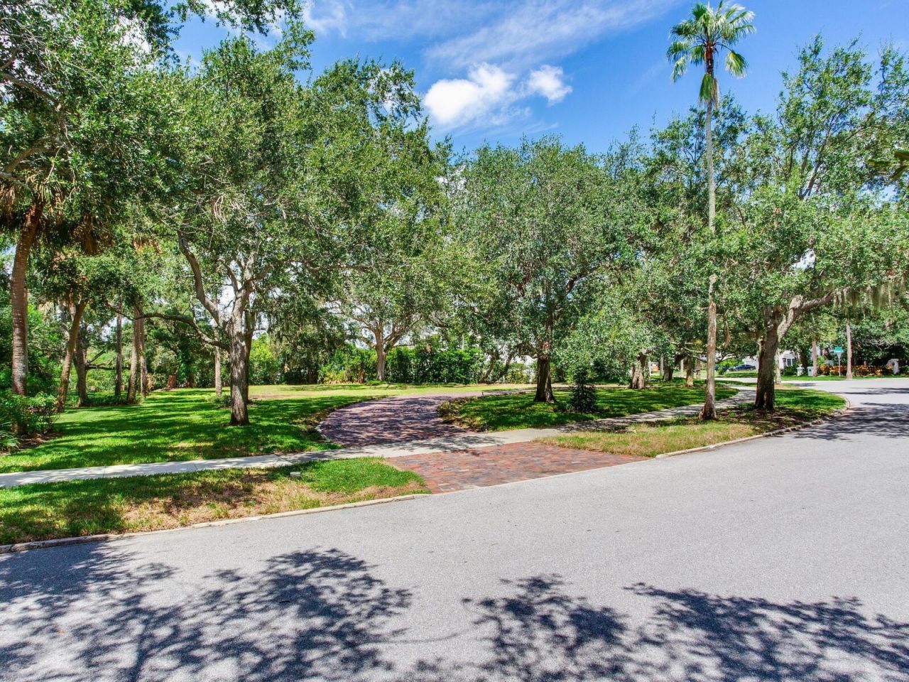 5001 S Shore Crest Circle, Tampa, FL 33609 Photo