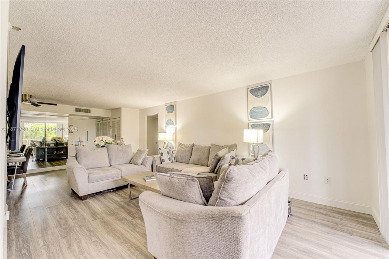 210 174th St, Unit 312, Sunny Isles Beach, FL 33160 Photo