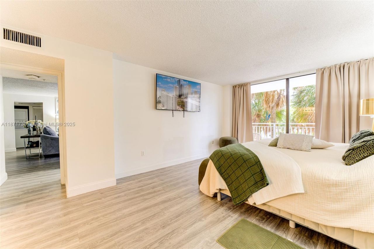 210 174th St, Unit 312, Sunny Isles Beach, FL 33160 Photo