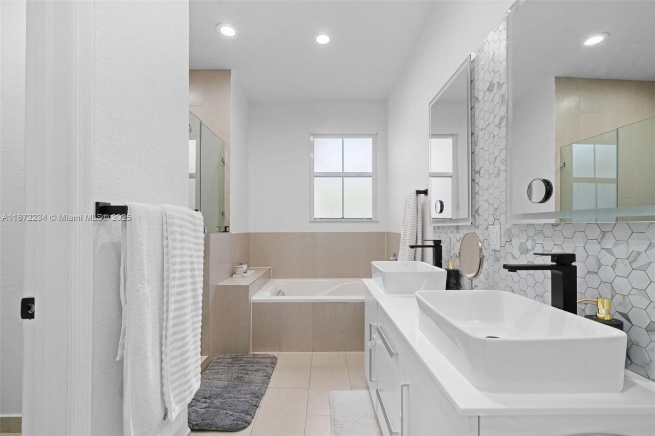 8174 NW 114th Pl, Doral, FL 33178 Photo