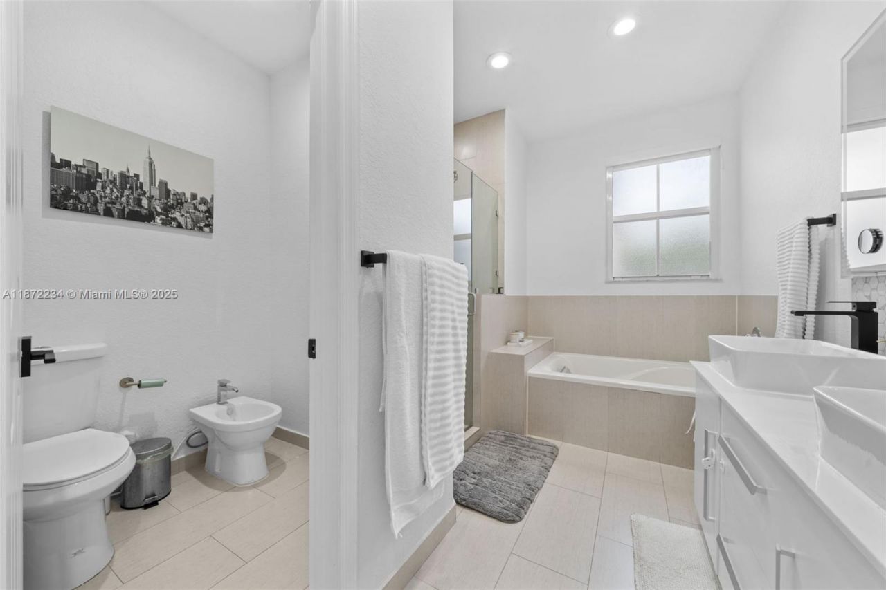 8174 NW 114th Pl, Doral, FL 33178 Photo