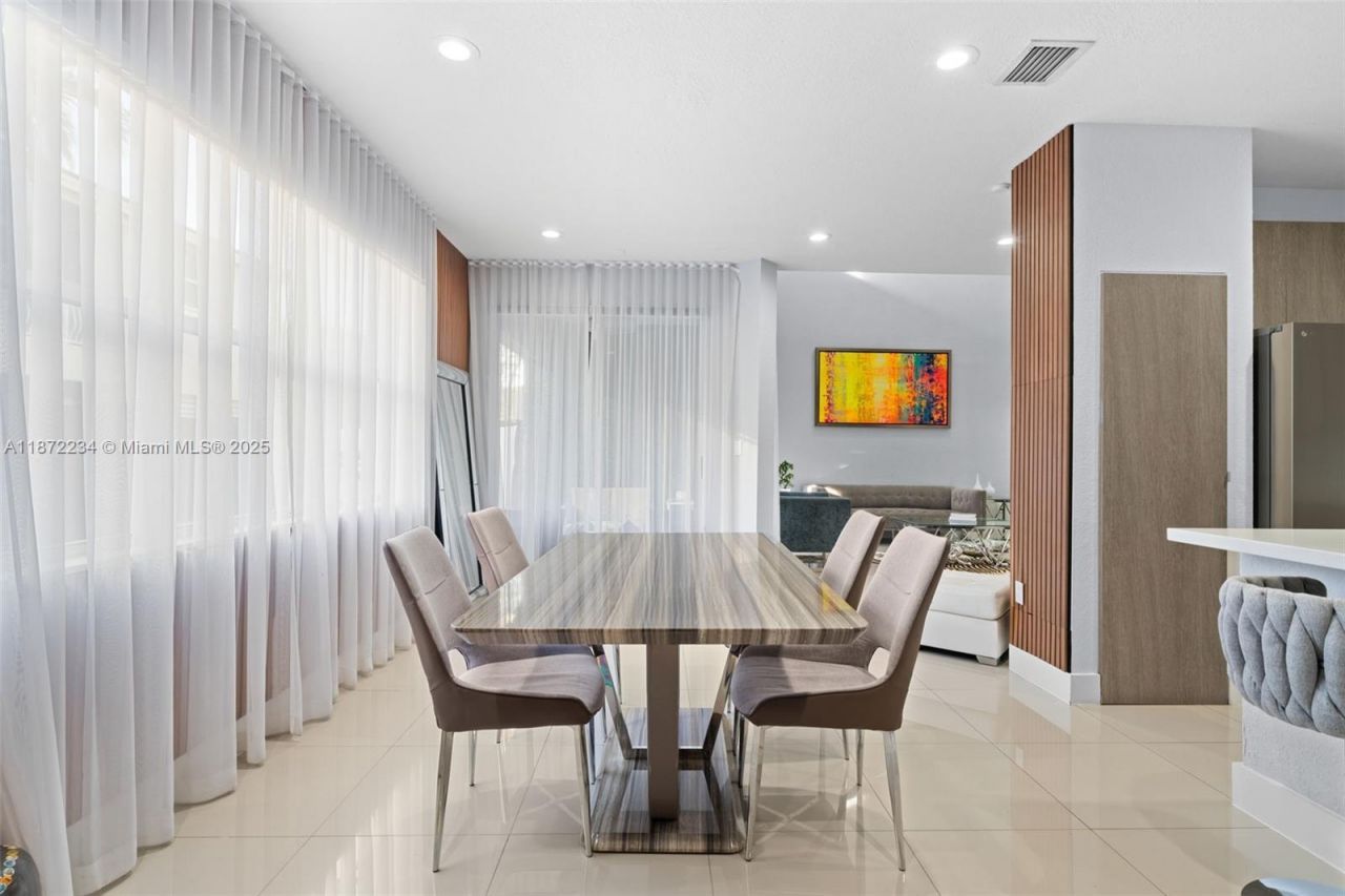 8174 NW 114th Pl, Doral, FL 33178 Photo