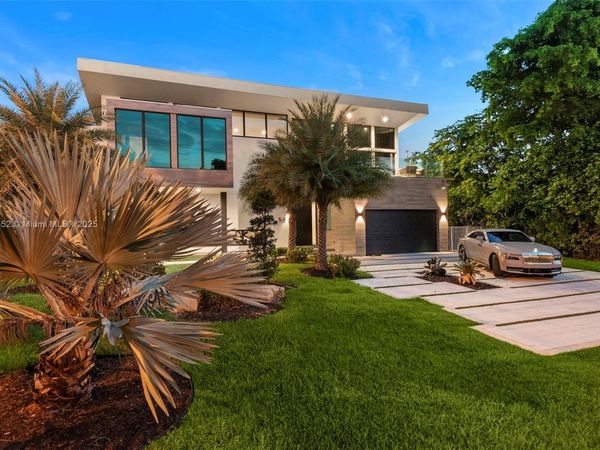 521 Holiday Dr, Hallandale Beach, FL 33009