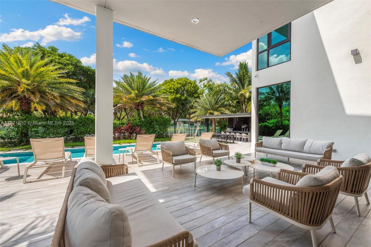 521 Holiday Dr, Hallandale Beach, FL 33009 Photo