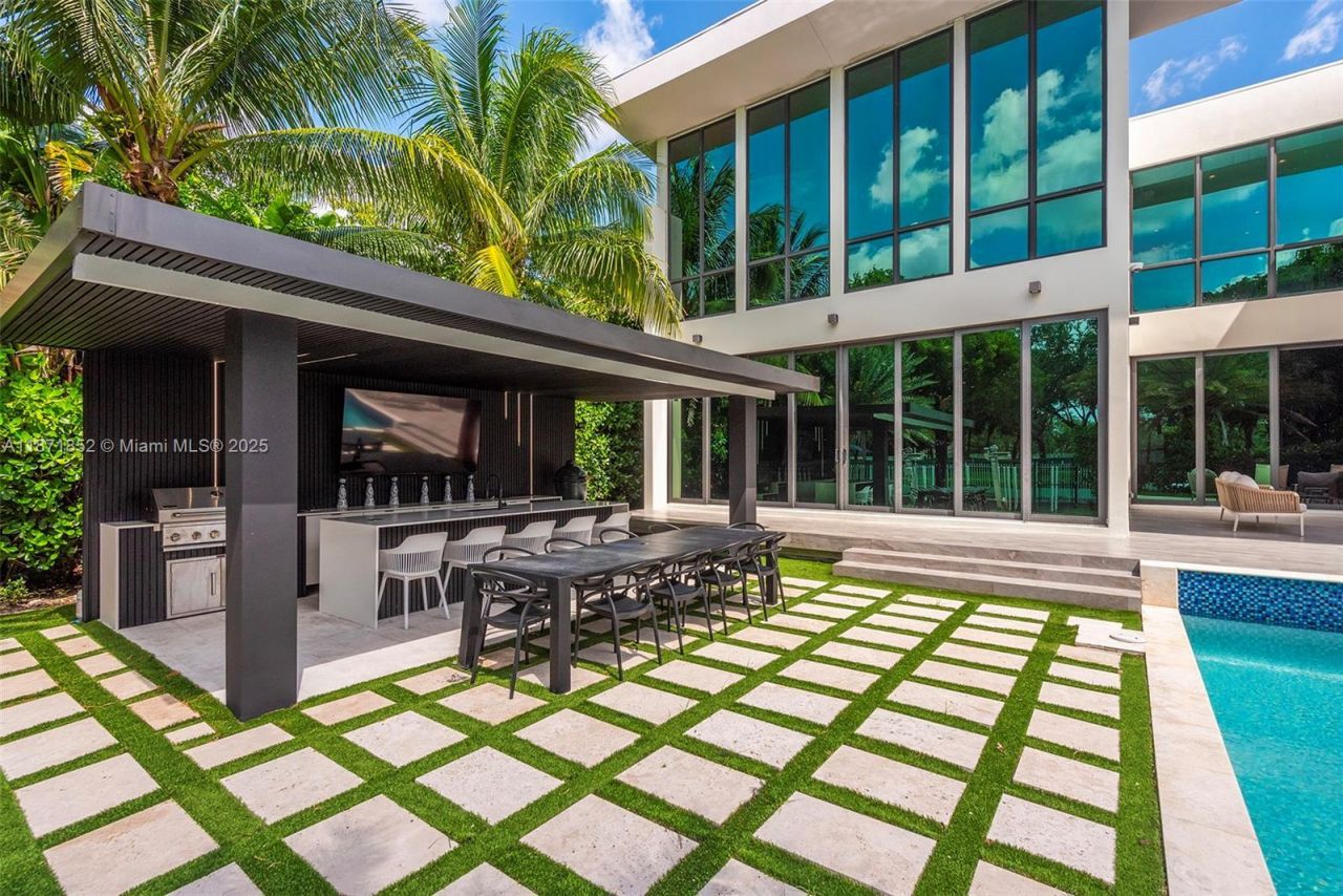 521 Holiday Dr, Hallandale Beach, FL 33009 Photo