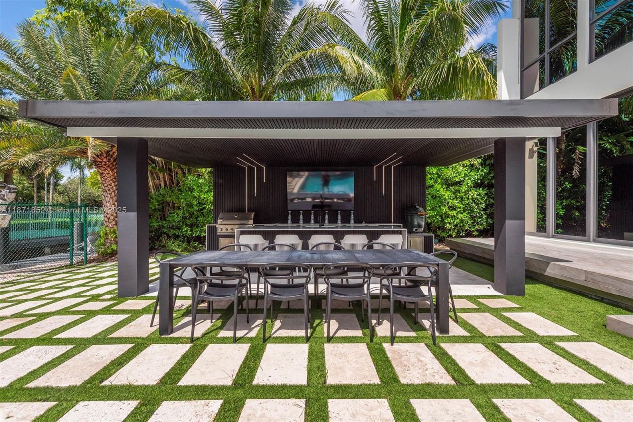 521 Holiday Dr, Hallandale Beach, FL 33009 Photo