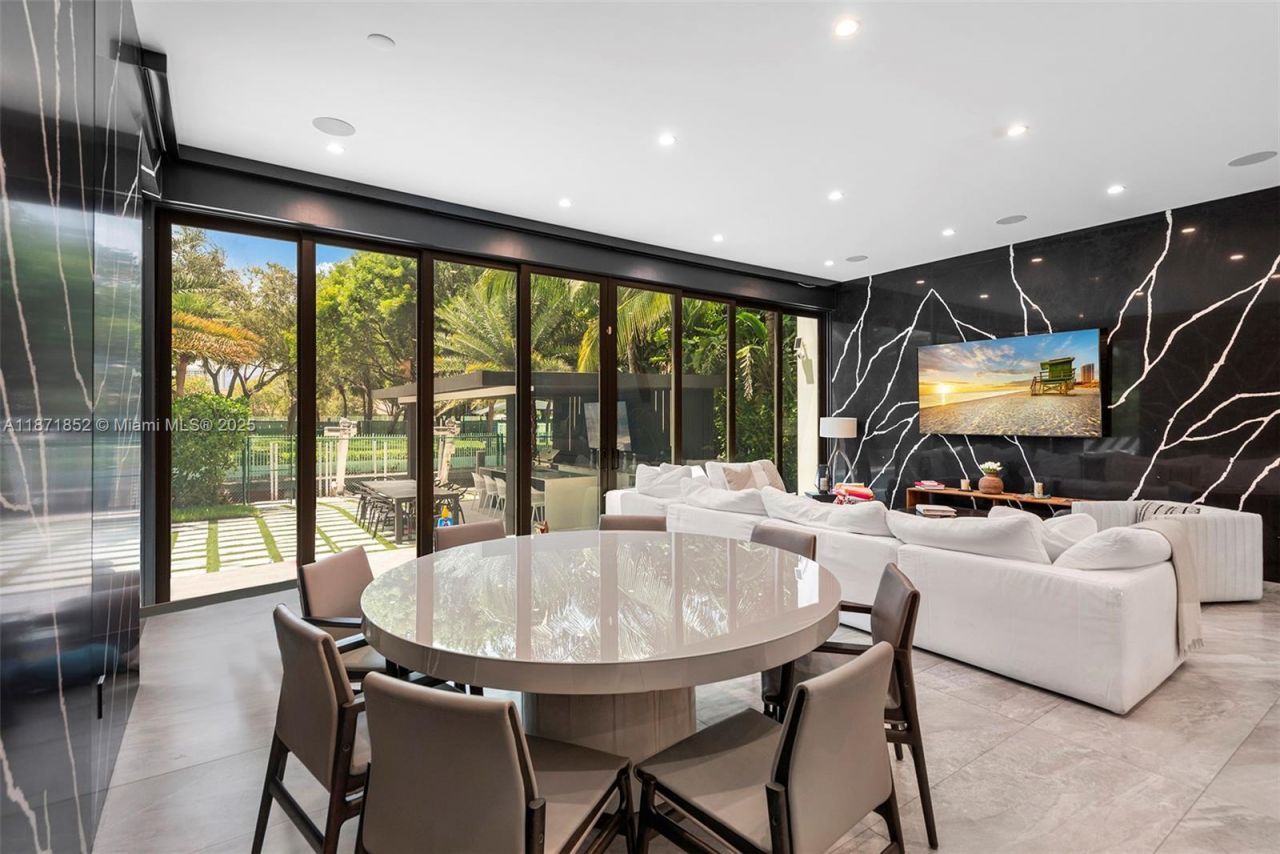 521 Holiday Dr, Hallandale Beach, FL 33009 Photo