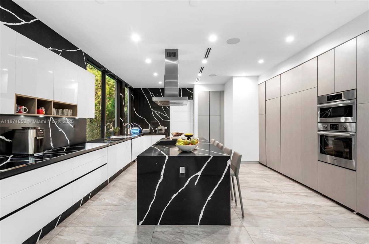 521 Holiday Dr, Hallandale Beach, FL 33009 Photo