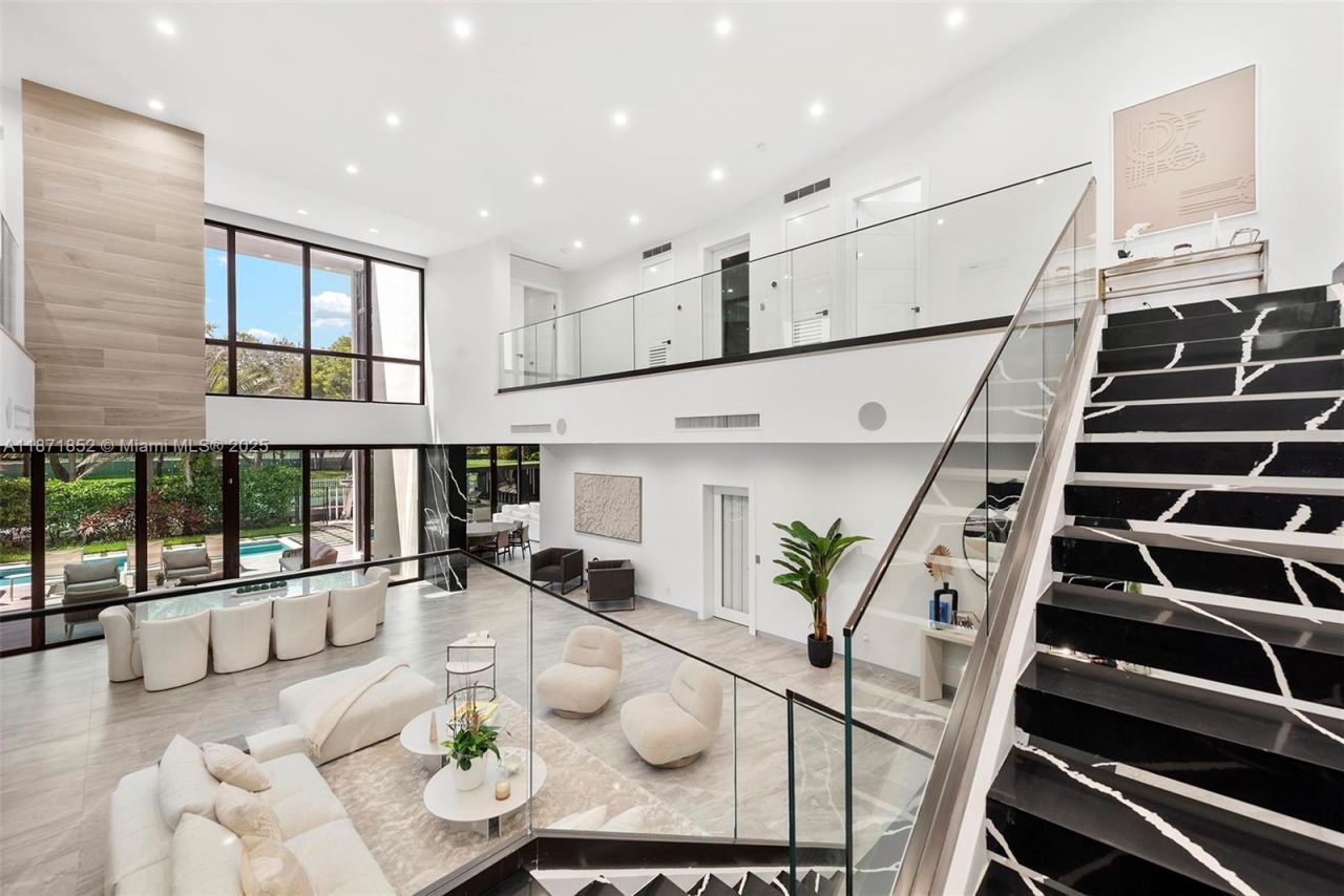 521 Holiday Dr, Hallandale Beach, FL 33009 Photo