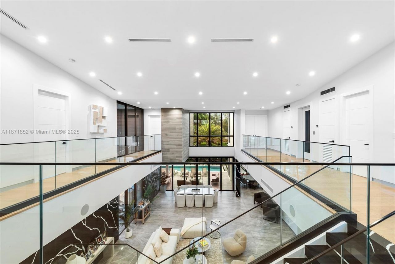 521 Holiday Dr, Hallandale Beach, FL 33009 Photo