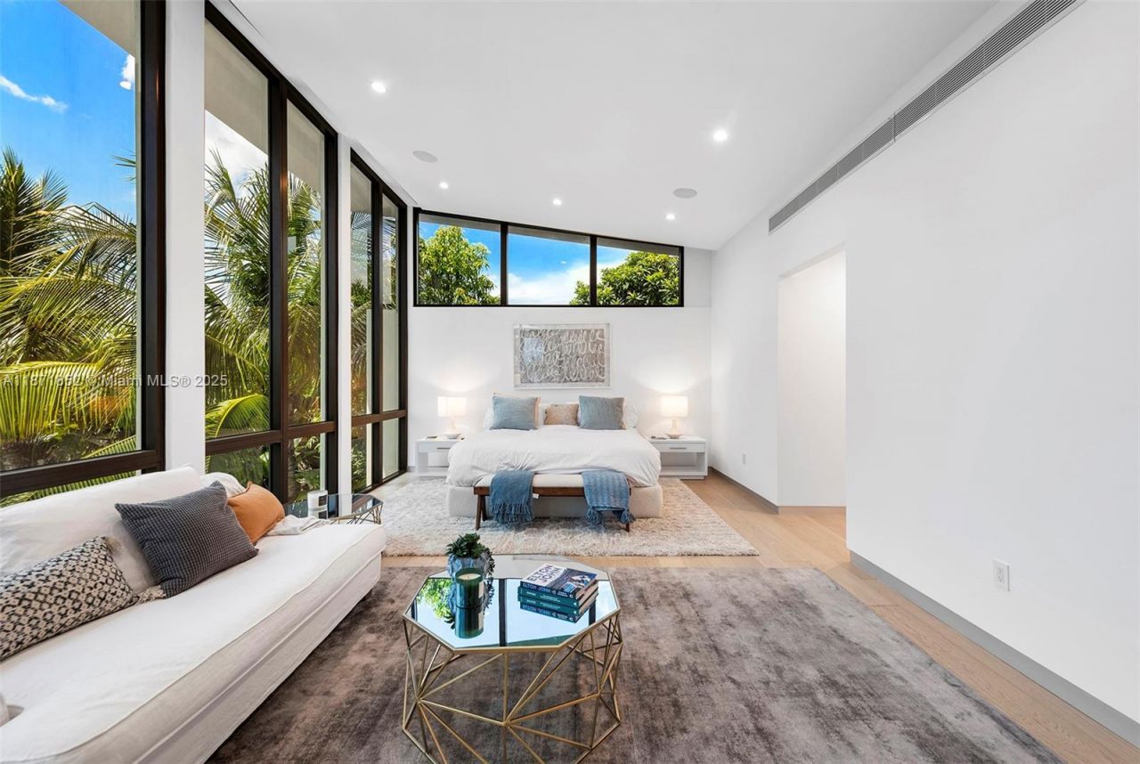 521 Holiday Dr, Hallandale Beach, FL 33009 Photo