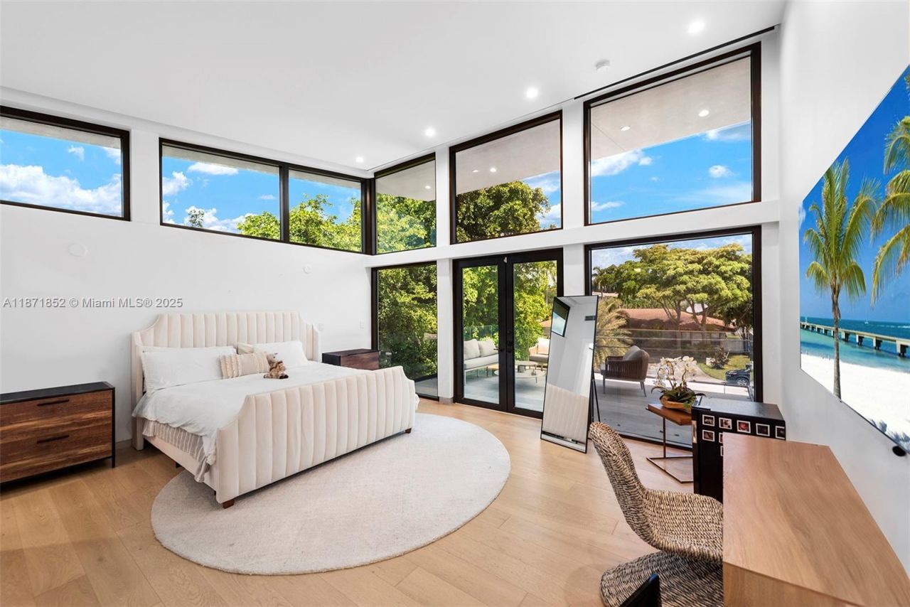 521 Holiday Dr, Hallandale Beach, FL 33009 Photo