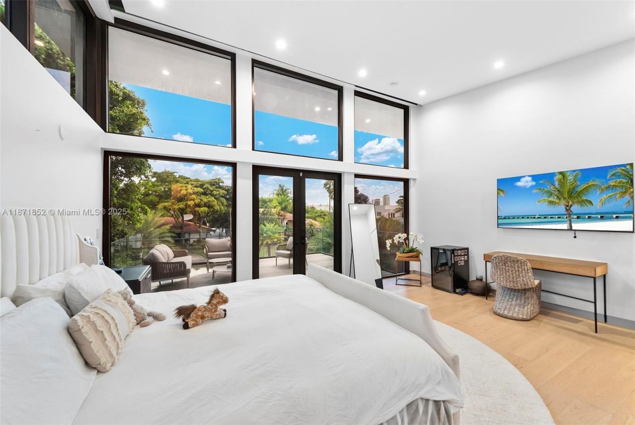 521 Holiday Dr, Hallandale Beach, FL 33009 Photo