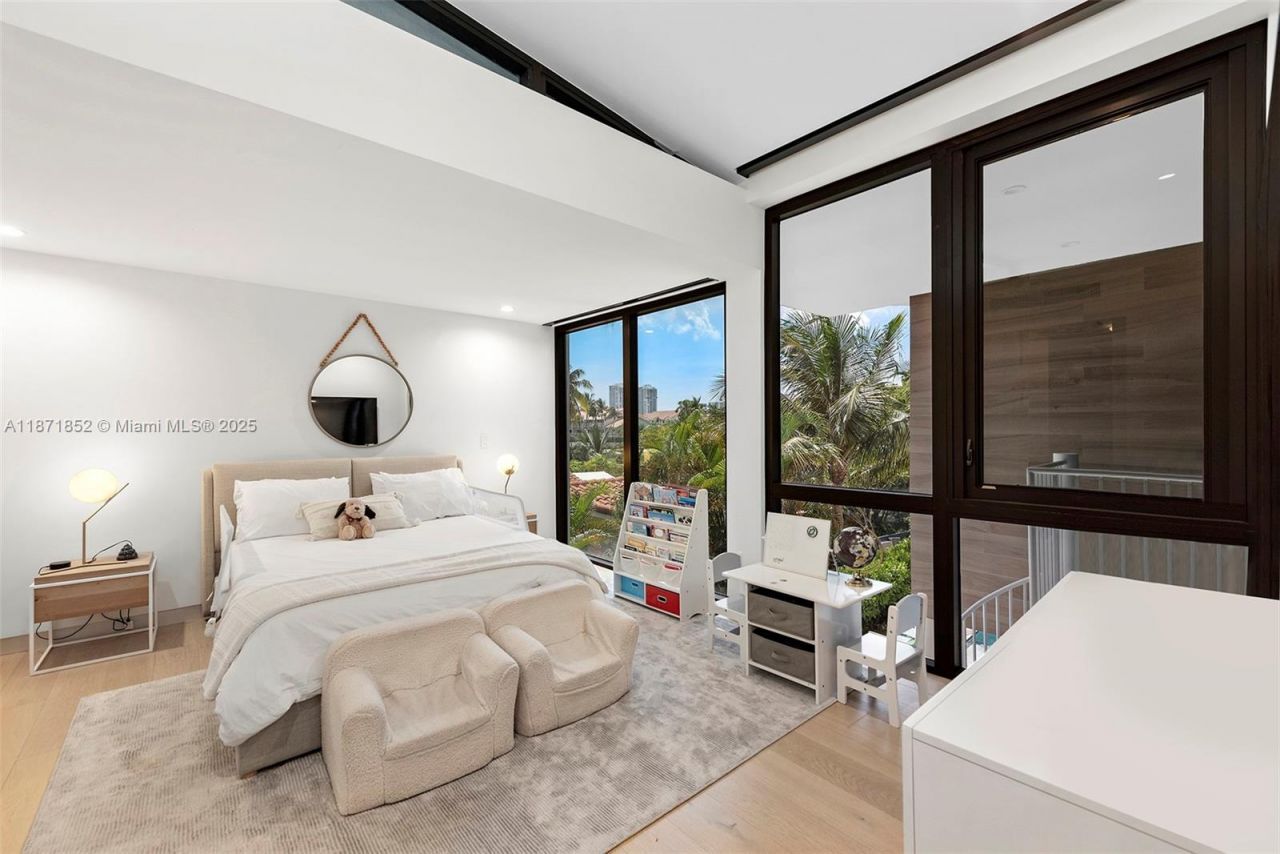 521 Holiday Dr, Hallandale Beach, FL 33009 Photo