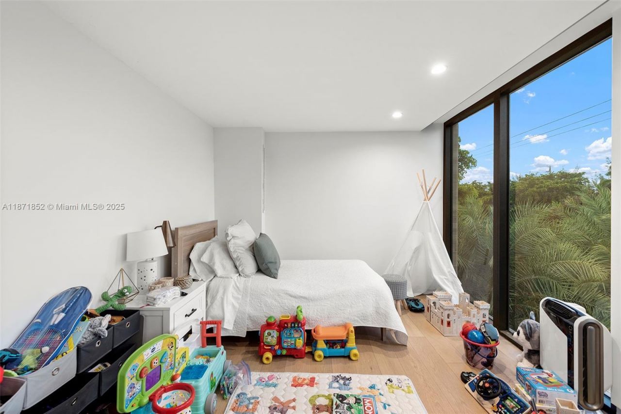 521 Holiday Dr, Hallandale Beach, FL 33009 Photo