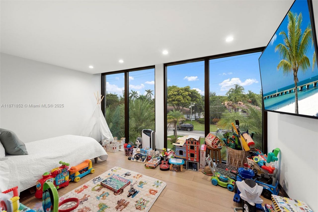 521 Holiday Dr, Hallandale Beach, FL 33009 Photo