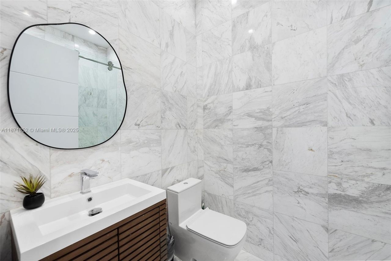 521 Holiday Dr, Hallandale Beach, FL 33009 Photo