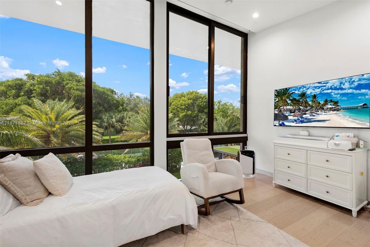 521 Holiday Dr, Hallandale Beach, FL 33009 Photo