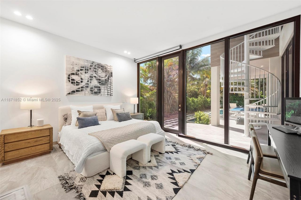 521 Holiday Dr, Hallandale Beach, FL 33009 Photo