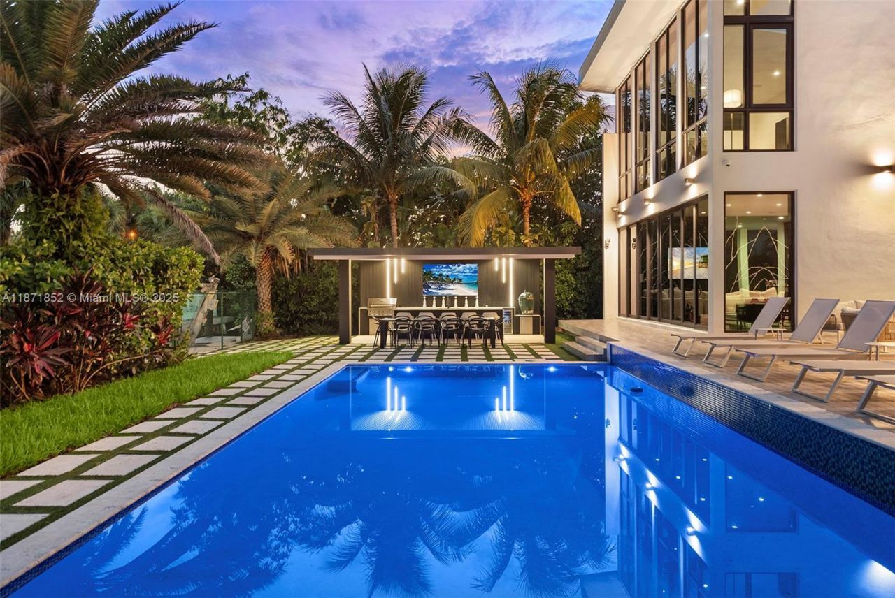 521 Holiday Dr, Hallandale Beach, FL 33009 Photo