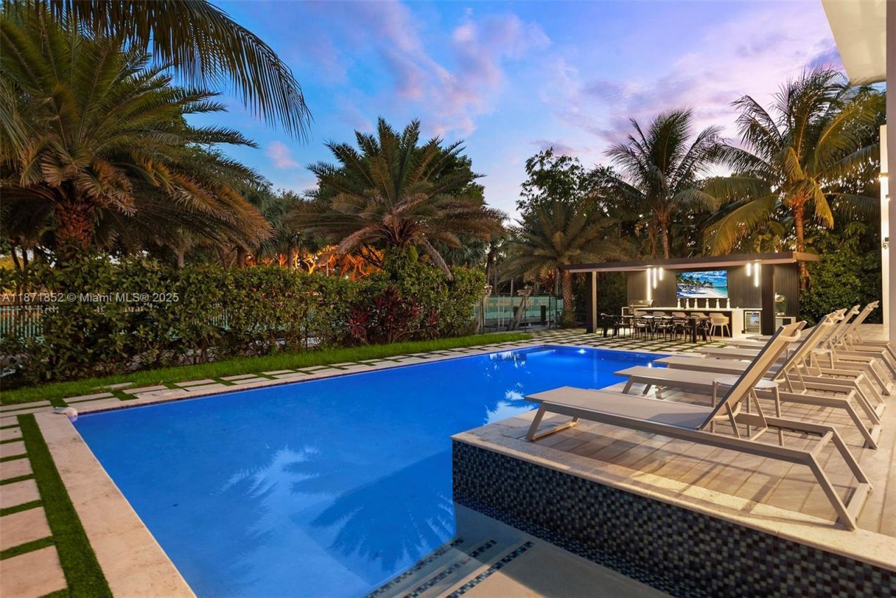 521 Holiday Dr, Hallandale Beach, FL 33009 Photo