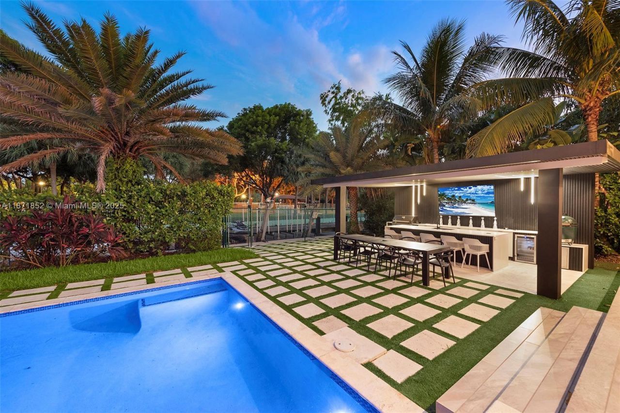 521 Holiday Dr, Hallandale Beach, FL 33009 Photo